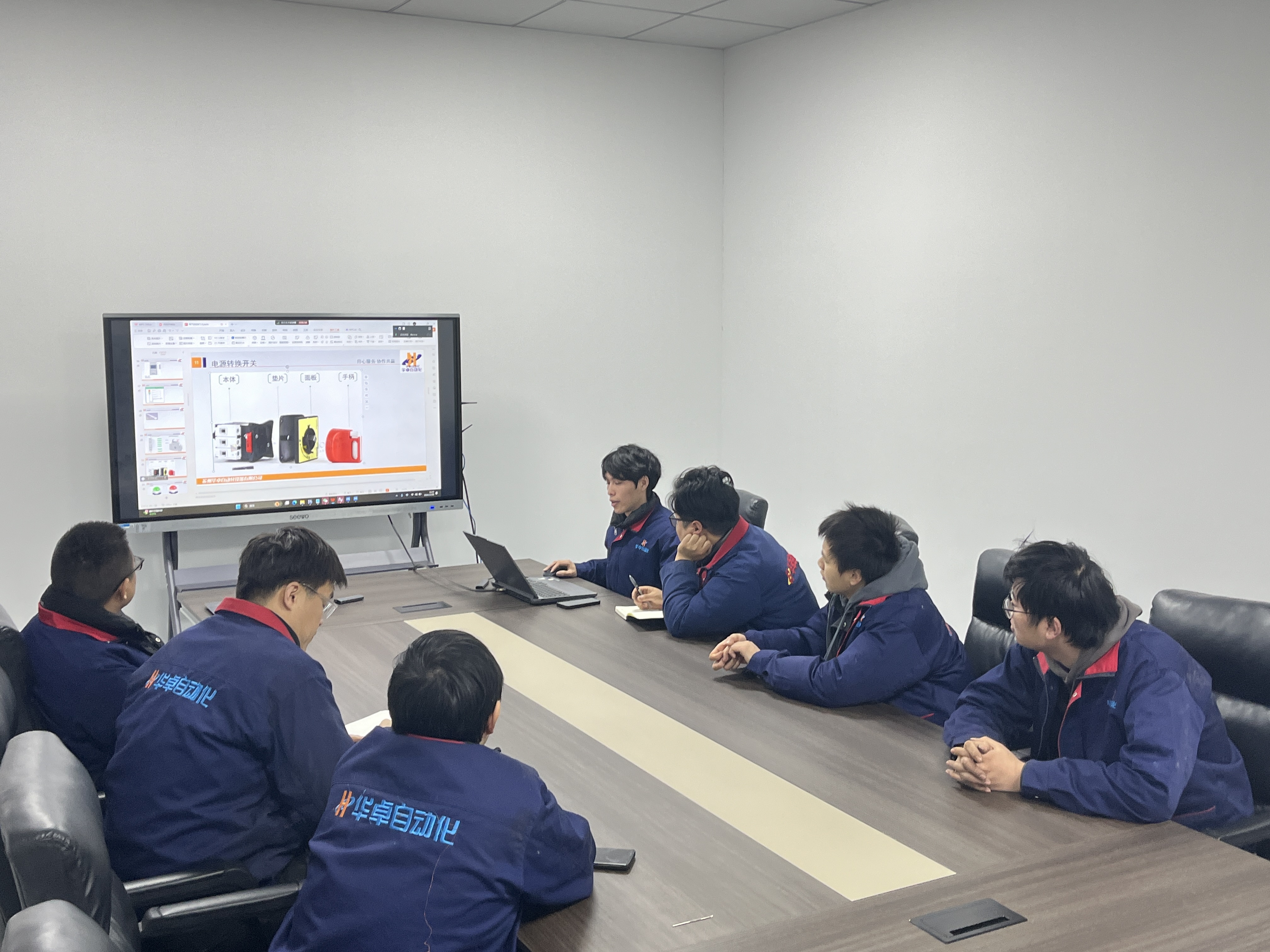 Latest company blogs about L'équipe électrique du groupe Huazhuo partage son expertise pour améliorer les performances des équipements d'automatisation