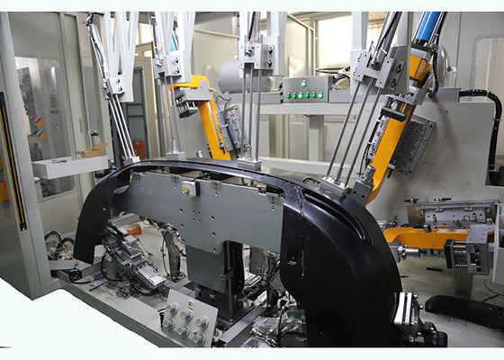 Machine de soudure de poinçon intégrée pour le pare-chocs arrière