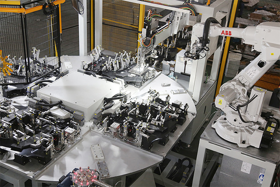 Chaîne de production automatique de soudure et d'Assemblée de robot pour l'équilibre en plastique des véhicules à moteur