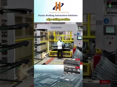 Des robots coupent des pièces en plastique après le moulage rotatif