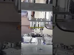 Machine de pliage de bords pour pièces en plastique automobiles : Reliant le thermoformage et l'assemblage final