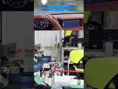 Insertion d'agrafes de garniture de hayon automobile